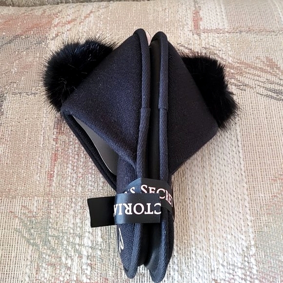*NEW* VICTORIA'S SECRET Black Pom Pom Slip On Slippers Size Small (5-6) - Picture 3 of 5